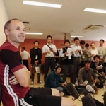 大勢の記者に囲まれ、質問に応じるイニエスタ選手＝１７日午後、神戸市西区（撮影・大森　武）