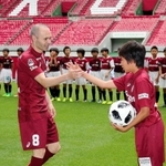 サッカー教室を神戸で初めて開くイニエスタ選手。子どもたちとの触れ合いを大切にする＝神戸市兵庫区、ノエビアスタジアム神戸