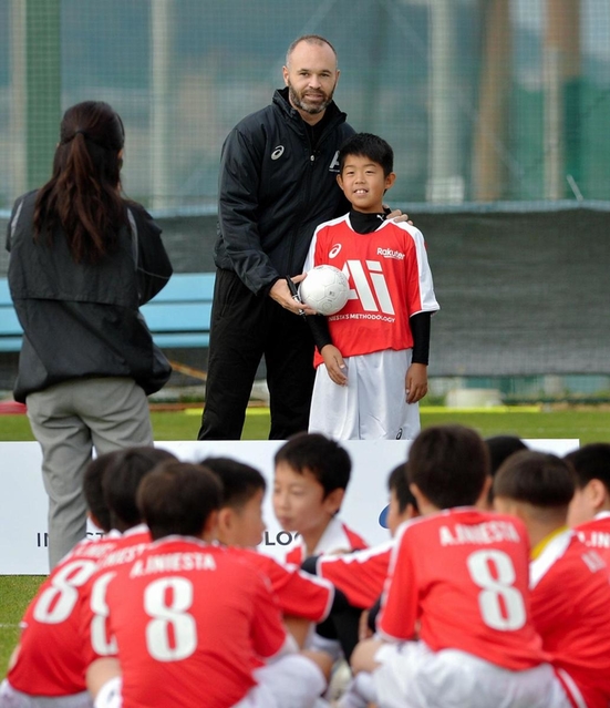 背番号８がずらりと並ぶサッカー教室＝神戸市西区櫨谷町寺谷、いぶきの森球技場（撮影・後藤亮平）