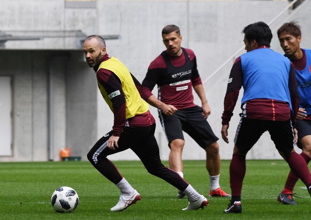 公開練習で汗を流す神戸のイニエスタ＝ノエビアスタジアム神戸（撮影・中西大二）