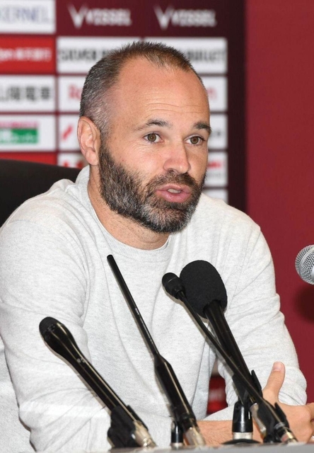 今季を振り返るとともに、来季に向けて補強の必要性を説いた神戸のイニエスタ＝ノエビアスタジアム神戸（撮影・中西大二）