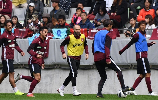 練習に汗を流すイニエスタ＝神戸市兵庫区御崎町１、ノエビアスタジアム神戸（撮影・中西大二）