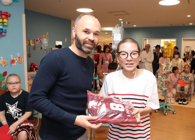 入院している少年にプレゼントを手渡すＪ１神戸のイニエスタ選手（中央）＝２８日午後、神戸市中央区港島南町１（撮影・吉田敦史）