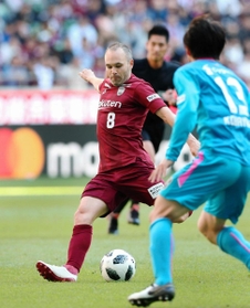 神戸-鳥栖　前半、シュートを放つ神戸のイニエスタ＝ノエビアスタジアム神戸（撮影・辰巳直之）