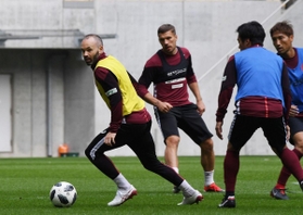 公開練習で汗を流す神戸のイニエスタ＝ノエビアスタジアム神戸（撮影・中西大二）