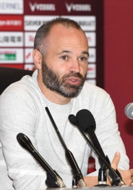 今季を振り返るとともに、来季に向けて補強の必要性を説いた神戸のイニエスタ＝ノエビアスタジアム神戸（撮影・中西大二）