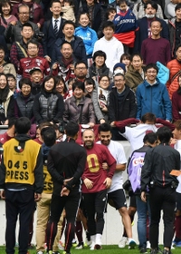 サポーターとの記念写真撮影後、笑顔を見せるイニエスタ選手＝神戸市兵庫区、ノエビアスタジアム神戸（撮影・中西大二）