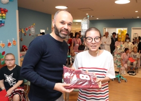 入院している少年にプレゼントを手渡すＪ１神戸のイニエスタ選手（中央）＝２８日午後、神戸市中央区港島南町１（撮影・吉田敦史）