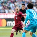 神戸-鳥栖　前半、シュートを放つ神戸のイニエスタ＝ノエビアスタジアム神戸（撮影・辰巳直之）