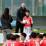 背番号８がずらりと並ぶサッカー教室＝神戸市西区櫨谷町寺谷、いぶきの森球技場（撮影・後藤亮平）