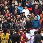 サポーターとの記念写真撮影後、笑顔を見せるイニエスタ選手＝神戸市兵庫区、ノエビアスタジアム神戸（撮影・中西大二）