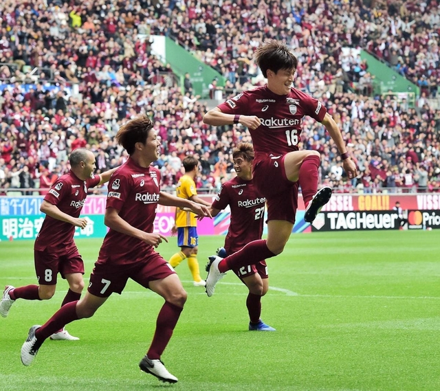 神戸-仙台　前半３４分、先制のヘディングシュートを決めて喜ぶＦＷ古橋（１６）＝ノエビアスタジアム神戸（撮影・中西大二）