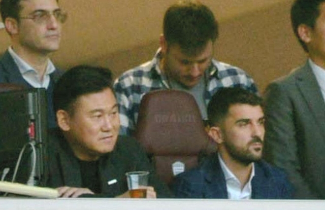 三木谷浩史会長（手前左）と神戸-仙台戦を観戦するダビド・ビジャ選手＝１日午後、ノエビアスタジアム神戸（撮影・後藤亮平）