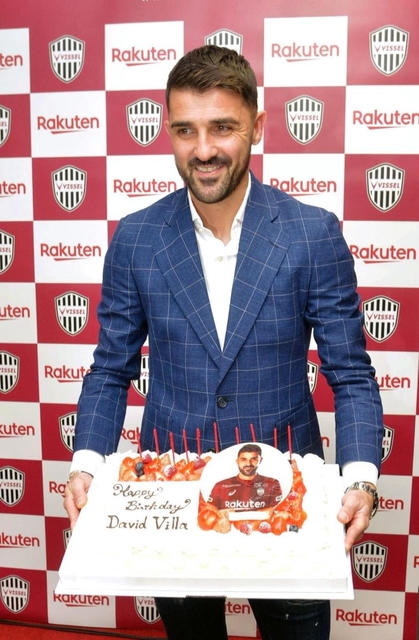 入団会見後、３日が誕生日でスタッフからバースデーケーキをプレゼントされたダビド・ビジャ選手＝神戸市兵庫区御崎町１、ノエビアスタジアム神戸（撮影・後藤亮平）