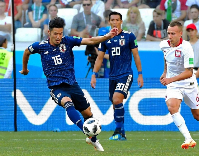 ロシアＷ杯のポーランド戦でクリアする日本代表の山口蛍（左）＝６月、ロシア・ボルゴグラード　　