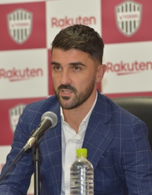 会見でＪ１神戸入団の経緯を話すダビド・ビジャ選手＝１日午後、ノエビアスタジアム神戸（撮影・後藤亮平）