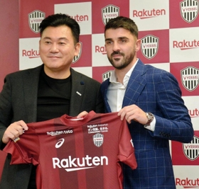 神戸のユニホームを手にするダビド・ビジャ選手と三木谷会長＝１日午後、ノエビアスタジアム神戸（撮影・後藤亮平）