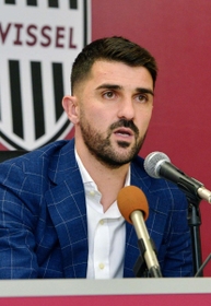 ヴィッセル神戸へ入団が決まり会見するダビド・ビジャ選手＝神戸市兵庫区御崎町１、ノエビアスタジアム神戸（撮影・後藤亮平）