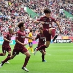 神戸-仙台　前半３４分、先制のヘディングシュートを決めて喜ぶＦＷ古橋（１６）＝ノエビアスタジアム神戸（撮影・中西大二）