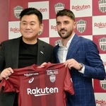 神戸のユニホームを手にするダビド・ビジャ選手と三木谷会長＝１日午後、ノエビアスタジアム神戸（撮影・後藤亮平）