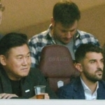 三木谷浩史会長（手前左）と神戸-仙台戦を観戦するダビド・ビジャ選手＝１日午後、ノエビアスタジアム神戸（撮影・後藤亮平）