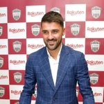 入団会見後、３日が誕生日でスタッフからバースデーケーキをプレゼントされたダビド・ビジャ選手＝神戸市兵庫区御崎町１、ノエビアスタジアム神戸（撮影・後藤亮平）