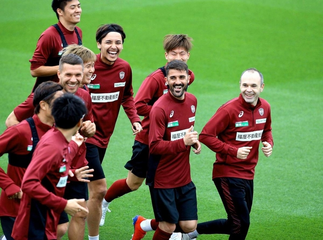 沖縄キャンプがスタートし、ランニング中に笑顔を見せる（右から）イニエスタ、ビジャら神戸イレブン＝撮影・辰巳直之