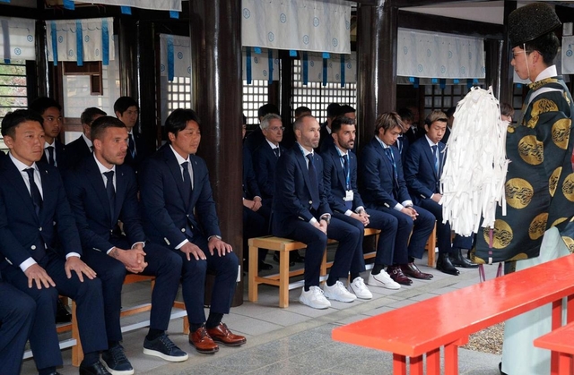 今季の必勝祈願に臨む神戸のイニエスタ（前列左から４人目）ら＝神戸市兵庫区（撮影・後藤亮平）