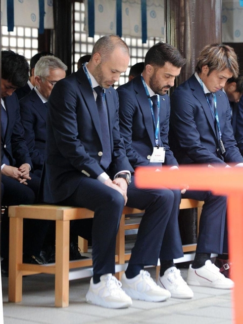 必勝祈願に神社を詣でたイニエスタ、ビジャらヴィッセル神戸の選手ら＝１８日午後、神戸市兵庫区和田宮通３、和田神社（撮影・後藤亮平）