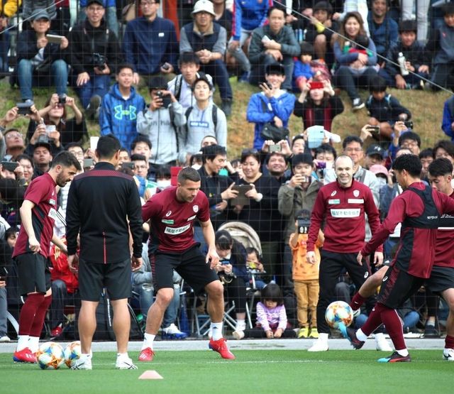 大勢のファンが見つめる中、ボールを回すビジャ（左端）、ポドルスキ（中央）、イニエスタ（右から３人目）＝１０日、沖縄県金武町フットボールセンター（撮影・辰巳直之）