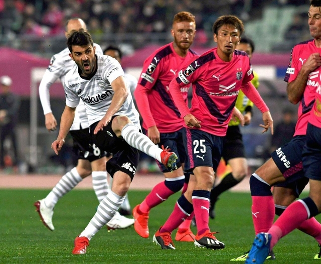 前半、初シュートを放つ神戸・ダビド・ビジャ＝２２日午後、大阪市、ヤンマースタジアム長居（撮影・佐藤厚）