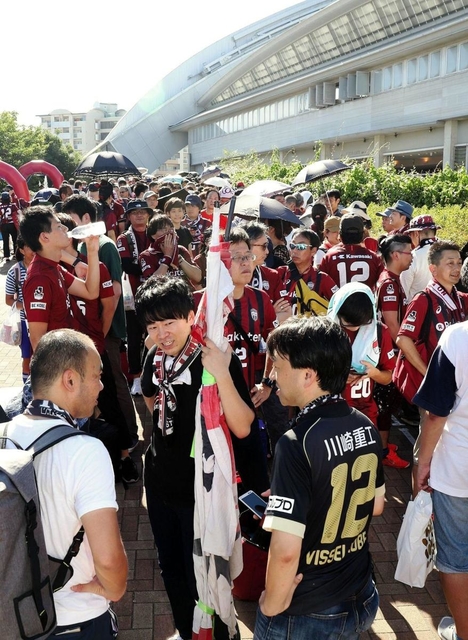 イニエスタ選手のホームデビュー戦で入場を待つ神戸のサポーター＝２０１８年７月22日、ノエビアスタジアム神戸