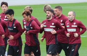 ランニングで汗を流す（左２人目から）山口蛍、小川慶治朗、ダビド・ビジャ、ポドルスキ、イニエスタら＝沖縄県金武町、金武町フットボールセンター（撮影・辰巳直之）