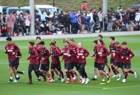 大勢の観衆が見つめる中、ランニングするダビド・ビジャ（中央左）やイニエスタ（同右）ら神戸イレブン＝沖縄県金武町、金武町フットボールセンター（撮影・辰巳直之）