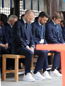 必勝祈願に神社を詣でたイニエスタ、ビジャらヴィッセル神戸の選手ら＝１８日午後、神戸市兵庫区和田宮通３、和田神社（撮影・後藤亮平）