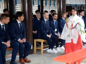 必勝祈願に神社を詣でたポドルスキ（左端）、イニエスタ（前列左から３人目）、ビジャ（同４人目）はじめヴィッセル神戸の選手ら＝１８日午後、神戸市兵庫区和田宮通３、和田神社（撮影・後藤亮平）