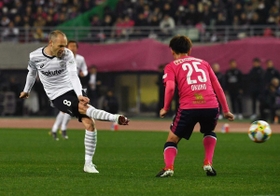 パスを出す神戸・アンドレス・イニエスタ＝２２日午後、大阪市、ヤンマースタジアム長居（撮影・佐藤厚）