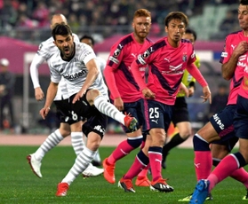 前半、初シュートを放つ神戸・ダビド・ビジャ＝２２日午後、大阪市、ヤンマースタジアム長居（撮影・佐藤厚）