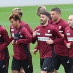 ランニングで汗を流す（左２人目から）山口蛍、小川慶治朗、ダビド・ビジャ、ポドルスキ、イニエスタら＝沖縄県金武町、金武町フットボールセンター（撮影・辰巳直之）