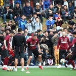 大勢の観衆が見つめる中、ボール回しをするダビド・ビジャ（手前左端）、ルーカス・ポドルスキ（同中央）、アンドレス・イニエスタ（同右から３人目）＝沖縄県金武町、金武町フットボールセンター（撮影・辰巳直之）