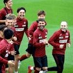 沖縄キャンプがスタートし、ランニング中に笑顔を見せる（右から）イニエスタ、ビジャら神戸イレブン＝撮影・辰巳直之