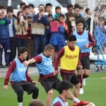 ボール回しをする（左から）神戸の西大伍、ルーカス・ポドルスキ、山口蛍ら＝沖縄県金武町、金武町フットボールセンター（撮影・辰巳直之）