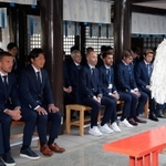 今季の必勝祈願に臨む神戸のイニエスタ（前列左から４人目）ら＝神戸市兵庫区（撮影・後藤亮平）