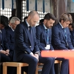 必勝祈願に神社を詣でたイニエスタ、ビジャらヴィッセル神戸の選手ら＝１８日午後、神戸市兵庫区和田宮通３、和田神社（撮影・後藤亮平）