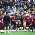 大勢のファンが見つめる中、ボールを回すビジャ（左端）、ポドルスキ（中央）、イニエスタ（右から３人目）＝１０日、沖縄県金武町フットボールセンター（撮影・辰巳直之）