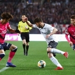 Ｃ大阪-神戸　前半、果敢に攻め込む神戸のダビド・ビジャ＝２２日午後、大阪市、ヤンマースタジアム長居（撮影・辰巳直之）