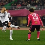 パスを出す神戸・アンドレス・イニエスタ＝２２日午後、大阪市、ヤンマースタジアム長居（撮影・佐藤厚）