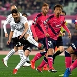 前半、初シュートを放つ神戸・ダビド・ビジャ＝２２日午後、大阪市、ヤンマースタジアム長居（撮影・佐藤厚）