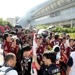 イニエスタ選手のホームデビュー戦で入場を待つ神戸のサポーター＝２０１８年７月22日、ノエビアスタジアム神戸