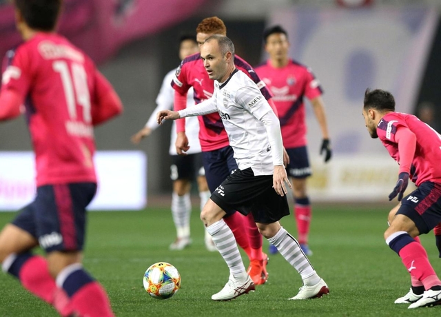 Ｃ大阪との開幕戦、０トップの布陣でプレーした神戸のイニエスタ（中央）＝２月２２日、ヤンマースタジアム長居